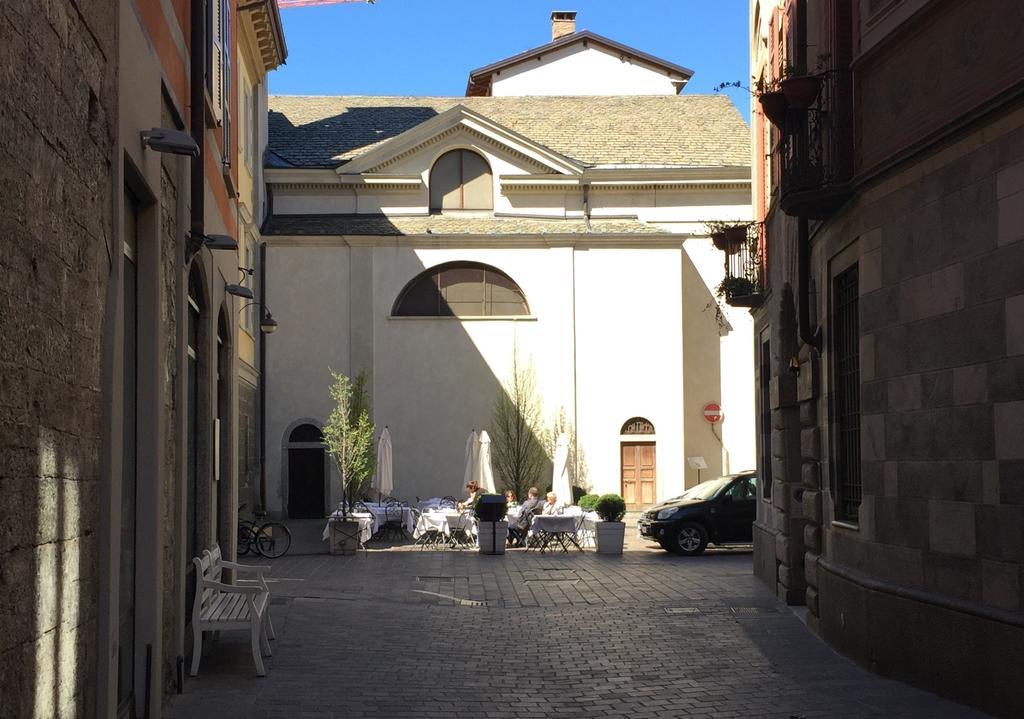 Ancient Courtyard Bonanomi 1P Como Historic Centre By Logicasa Habitación foto