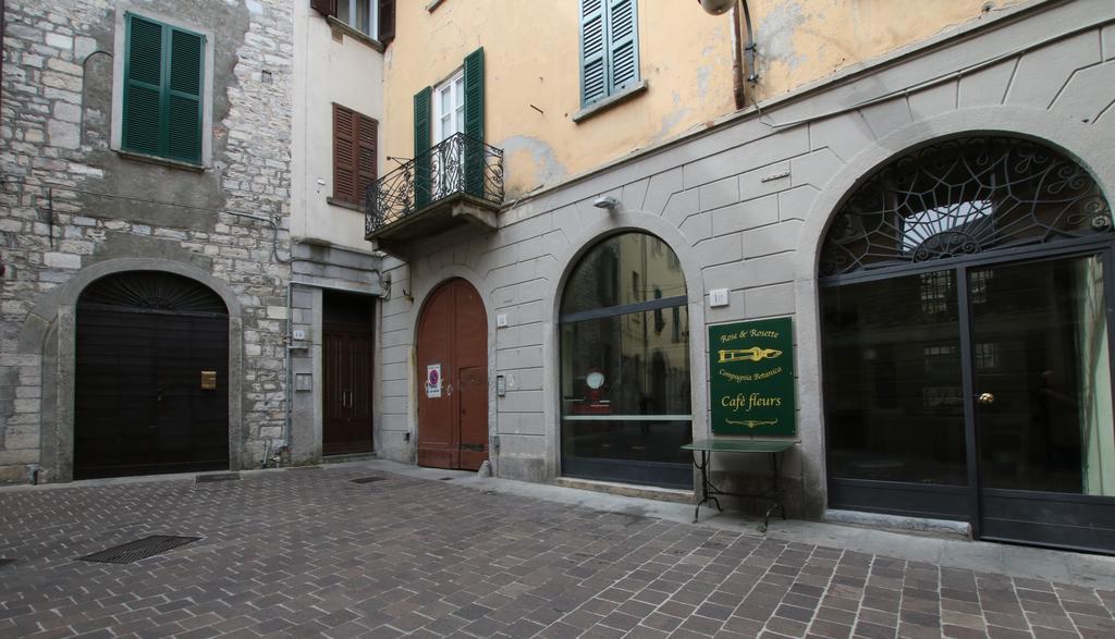 Ancient Courtyard Bonanomi 1P Como Historic Centre By Logicasa Exterior foto